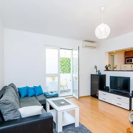 Antej - One Bedroom With Terrace And View Apartment